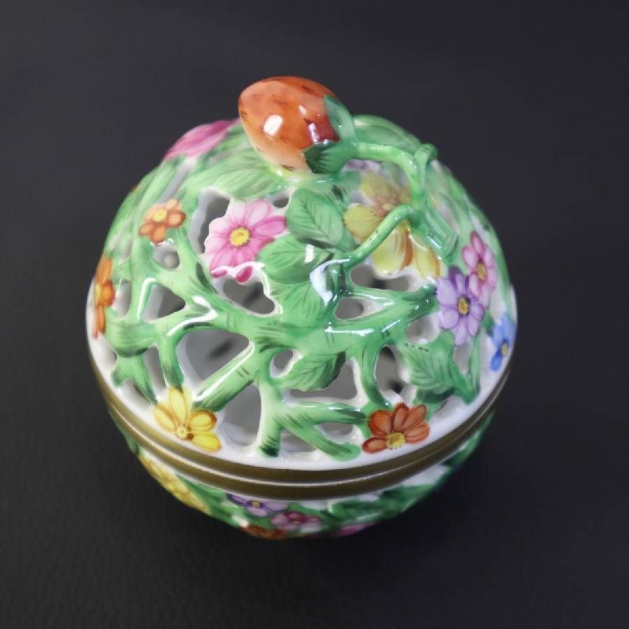 HEREND ヘレンド ファンタジー 透かしボンボン入れ 蓋物 ボンボニエール 菓子器 小物入れ 見ているだけでも楽しくなる愛らしいフィニアル（つまみ）がついた小筺のコレクション お菓子、オリーブ、ポプリ、アクセサリーなどを入れて 436v04