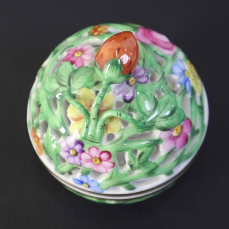 HEREND ヘレンド ファンタジー 透かしボンボン入れ 蓋物 ボンボニエール 菓子器 小物入れ 見ているだけでも楽しくなる愛らしいフィニアル（つまみ）がついた小筺のコレクション お菓子、オリーブ、ポプリ、アクセサリーなどを入れて 436v04
