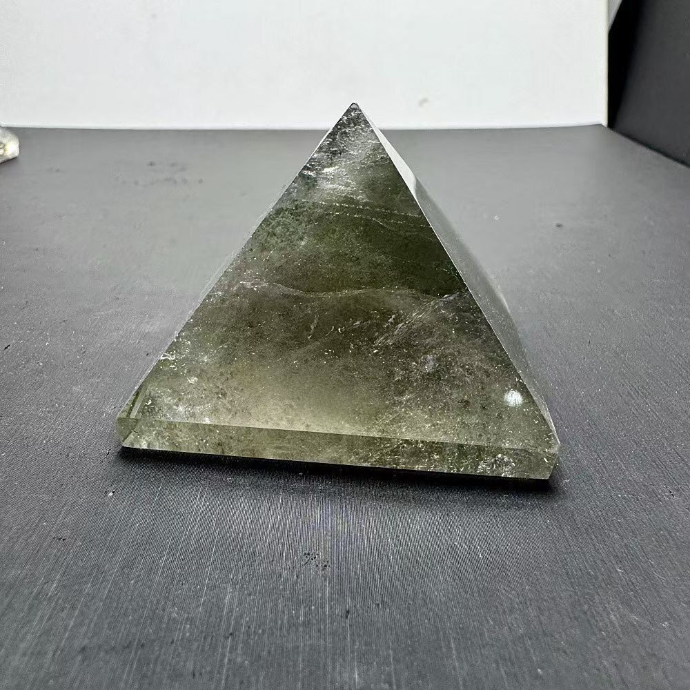 AAAAAAA級天然ガーデンクォーツ入り水晶ピラミットB0630/YS/1350/188D
