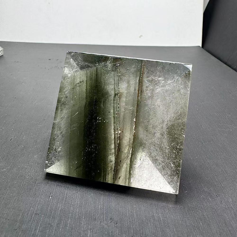 AAAAAAA級天然ガーデンクォーツ入り水晶ピラミットB0630/YS/1350/188D