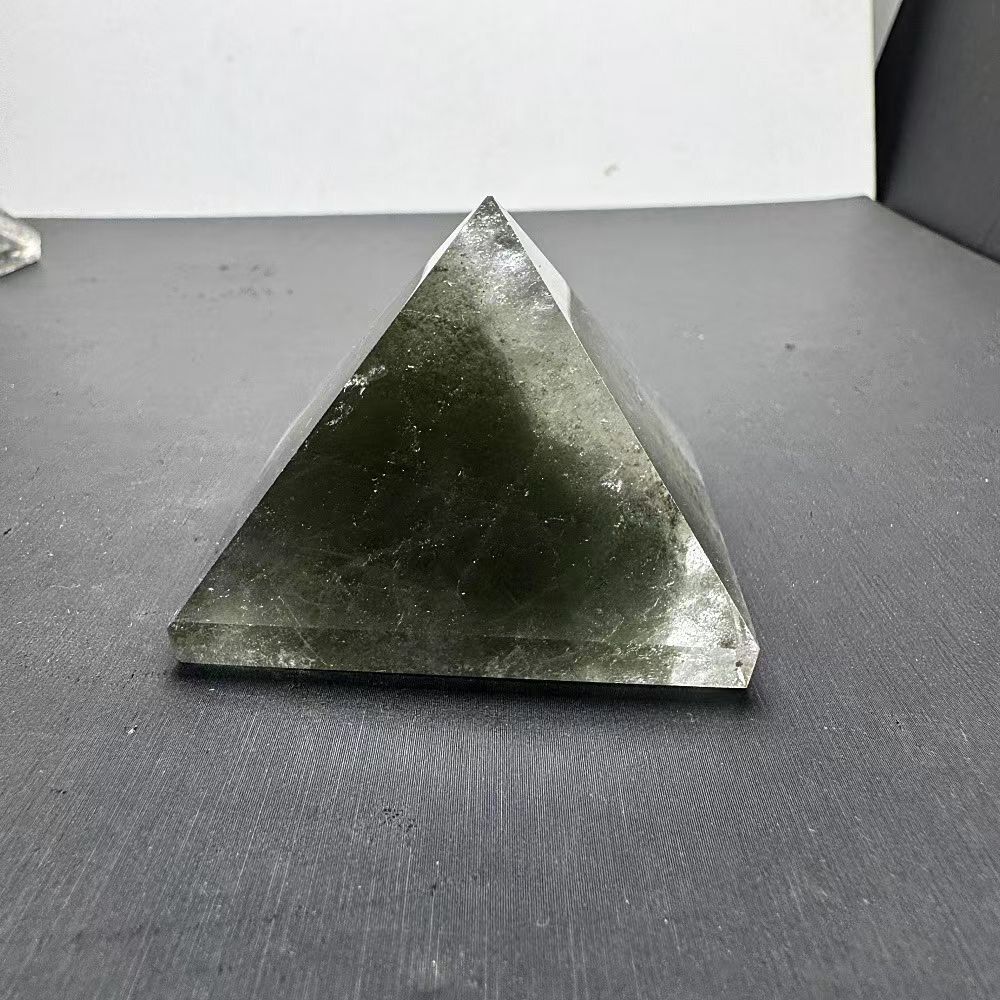 AAAAAAA級天然ガーデンクォーツ入り水晶ピラミットB0630/YS/1350/188D