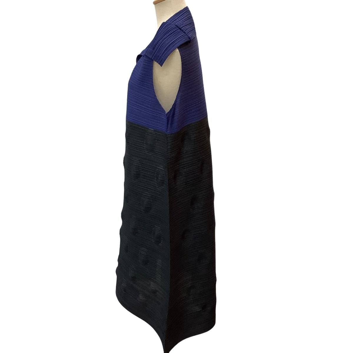 ♪♪ISSEY MIYAKE イッセイミヤケ PLEATS PLEASE 変形 サークルエンボス加工 横プリーツ ワンピース ブラック ♪♪ISSEY MIYAKE イッセイミヤケ PLEATS PLEASE 変形 サークルエンボス加工 横プリーツ ワンピース ブラック