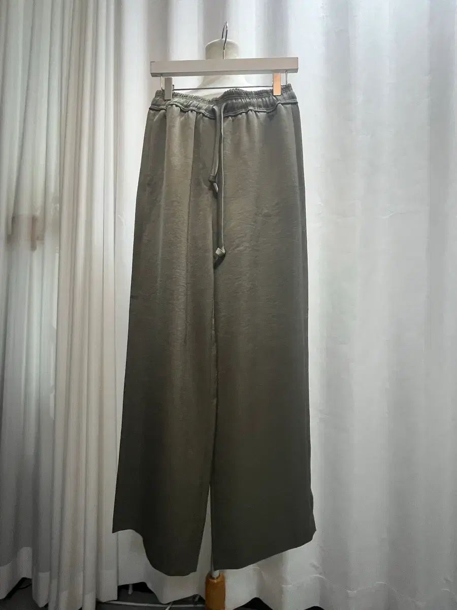 22年ランバンコレクション バンディング ワイド パンツ 64-94 カーキベージュ 新品級