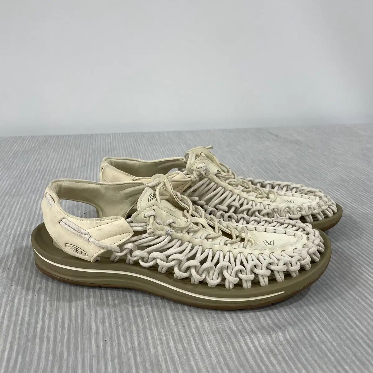 703) KEEN 킨 ユニーク サンダル 白 キャップ コンサートスター 280mm