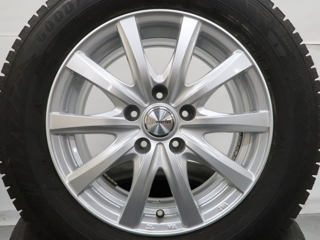 スタッドレスタイヤ　205/65R16 レクサスESに使用(ヤリスクロス、カムリ装着可能) ヤリスクロス カムリ レクサスES 等に 4本 weds ravrion 16インチ 6.5J