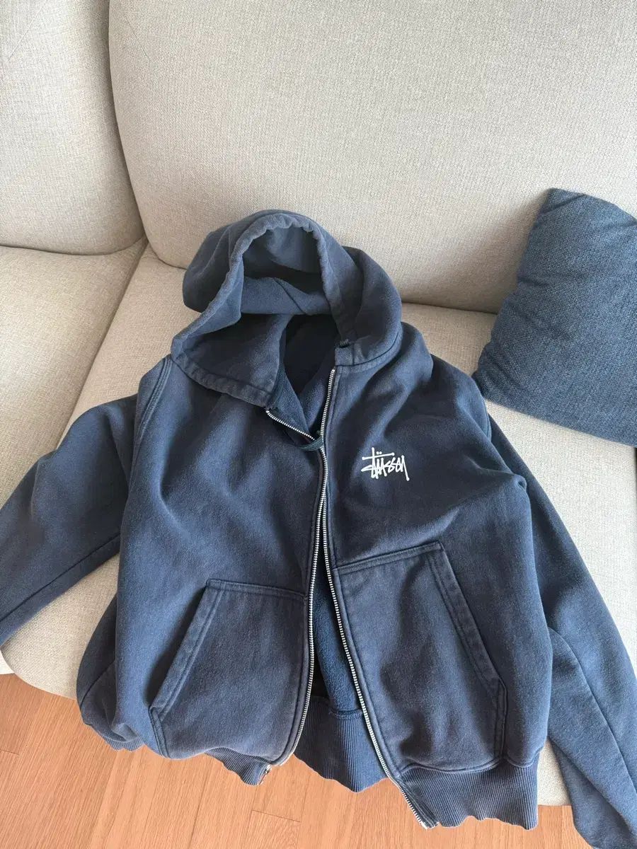 STUSSYフーディー ネイビー