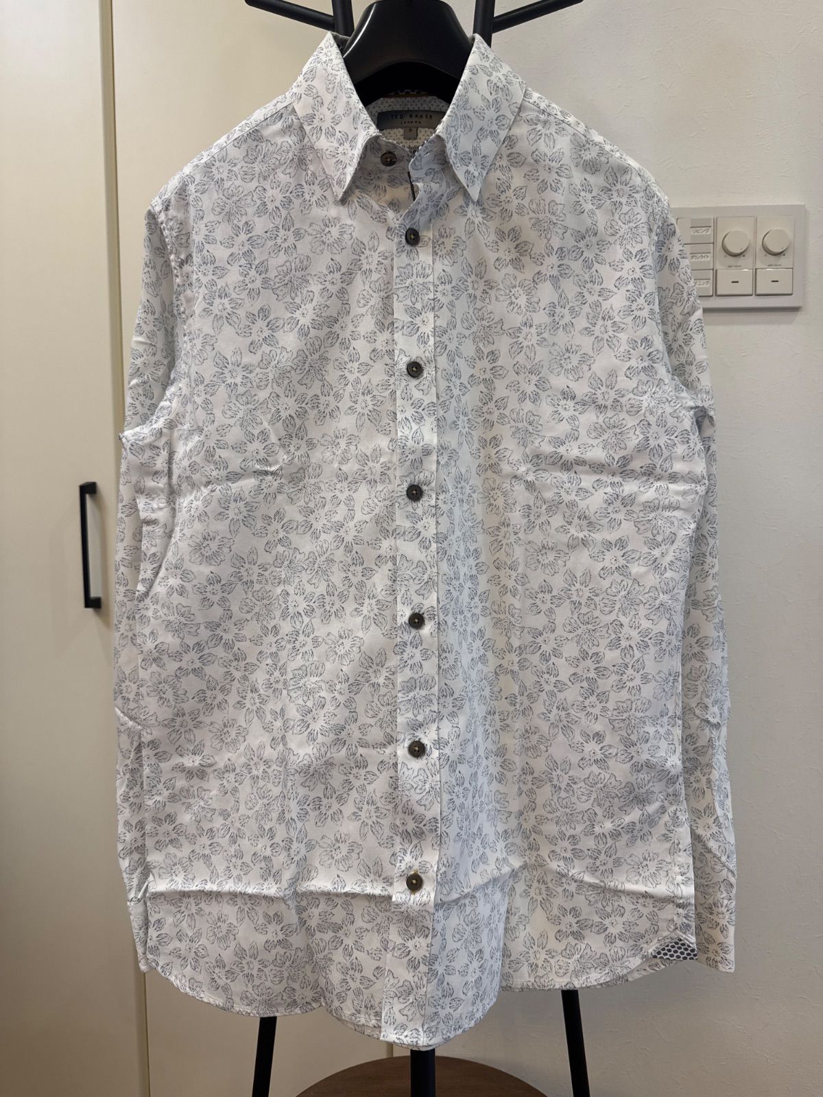 テッドベイカー　Ted Baker　花柄　長袖シャツ　袖、襟裏別布　ホワイト×ブルー　サイズ3 綿100% トルコ製