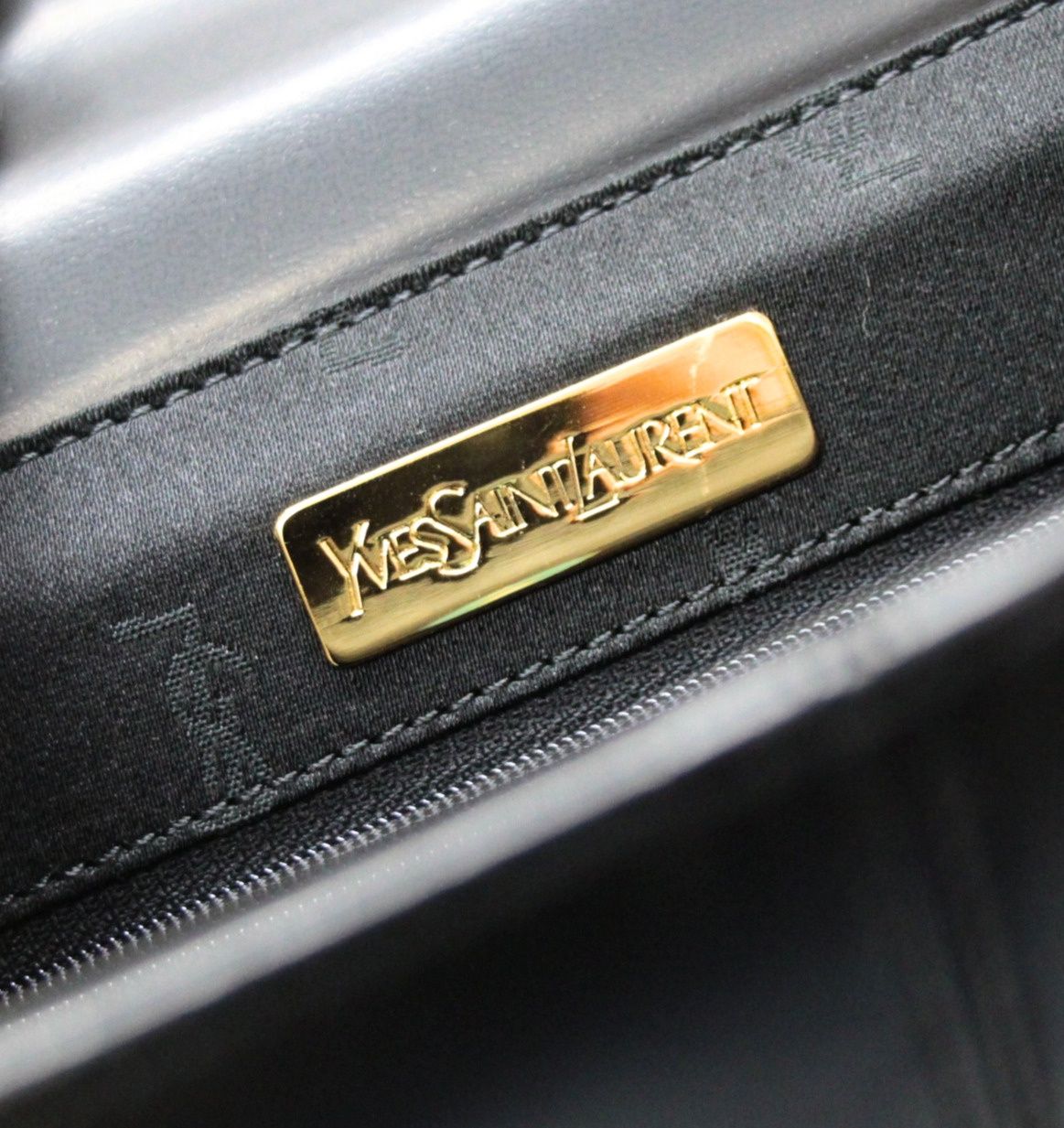  イヴサンローラン ヴィンテージ 三角プレート クラッチバッグ 黒 YVES SAINT LAURENT イヴサンローラン ヴィンテージ ロゴプレート
