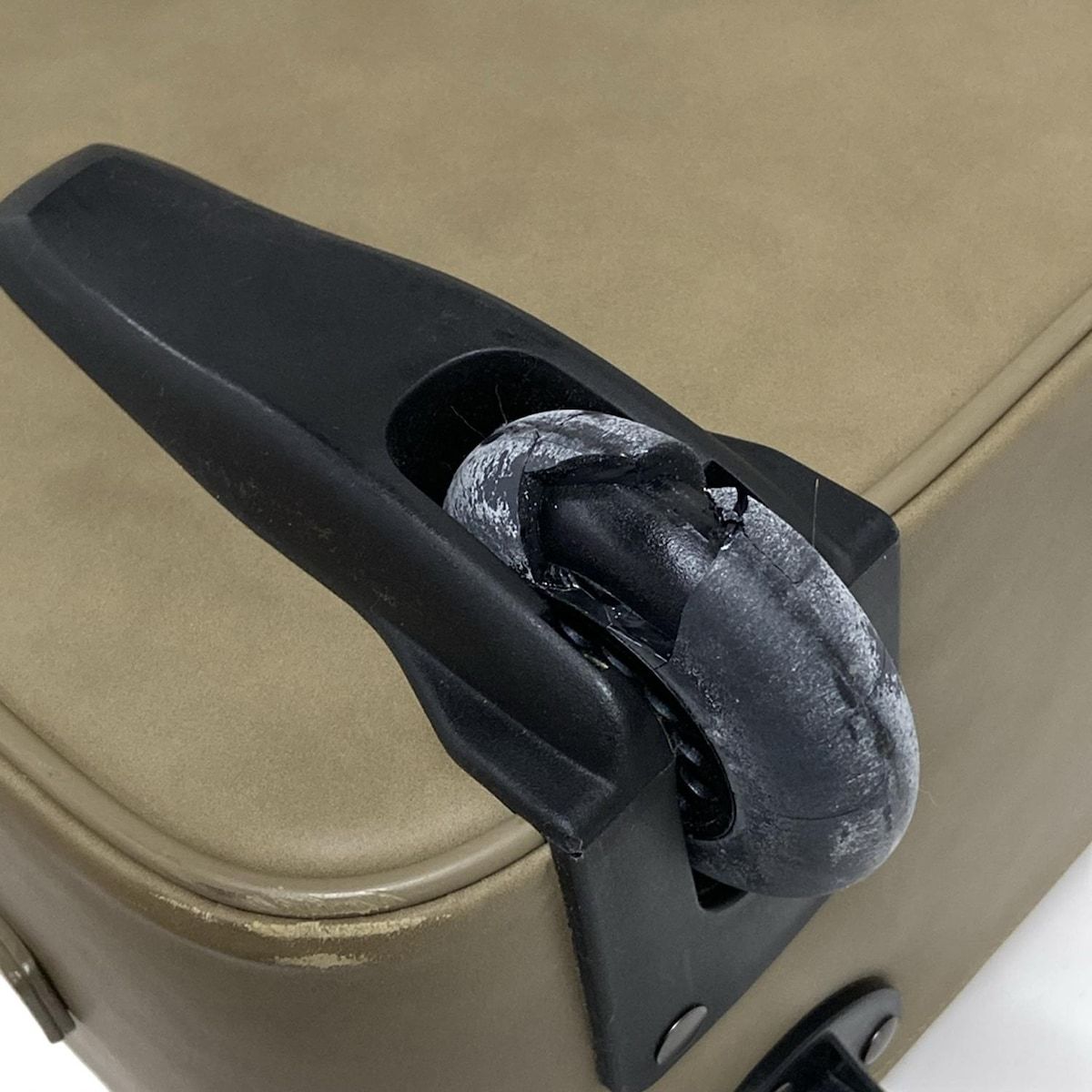 BOTTEGA VENETA(ボッテガヴェネタ) キャリーバッグ イントレチャート 166060 カーキ レザー