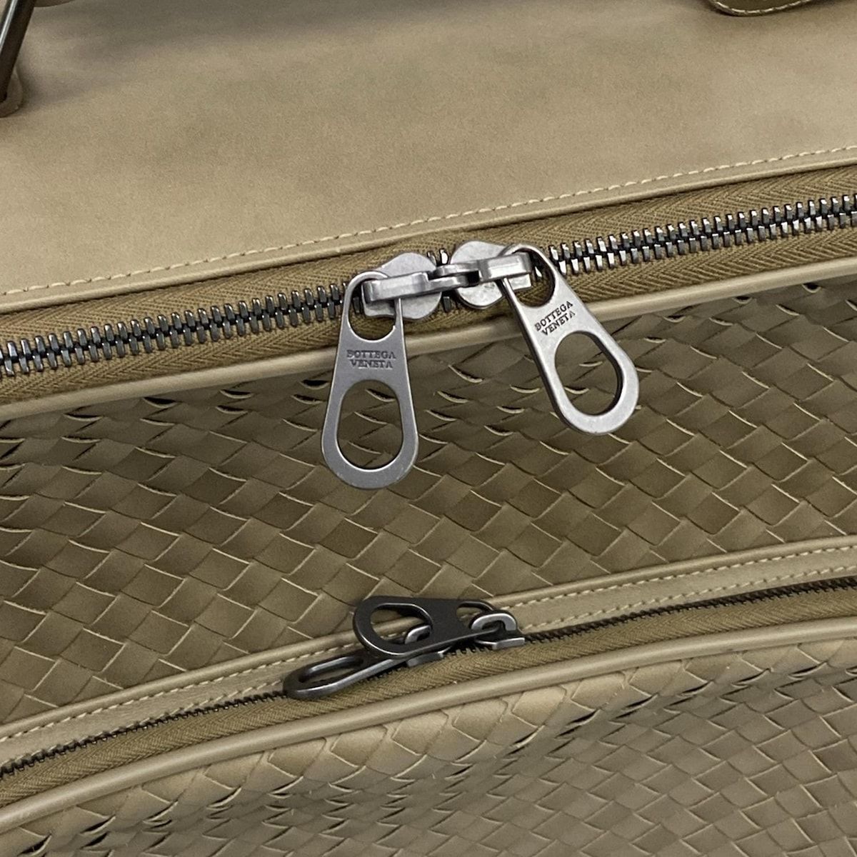 BOTTEGA VENETA(ボッテガヴェネタ) キャリーバッグ イントレチャート 166060 カーキ レザー