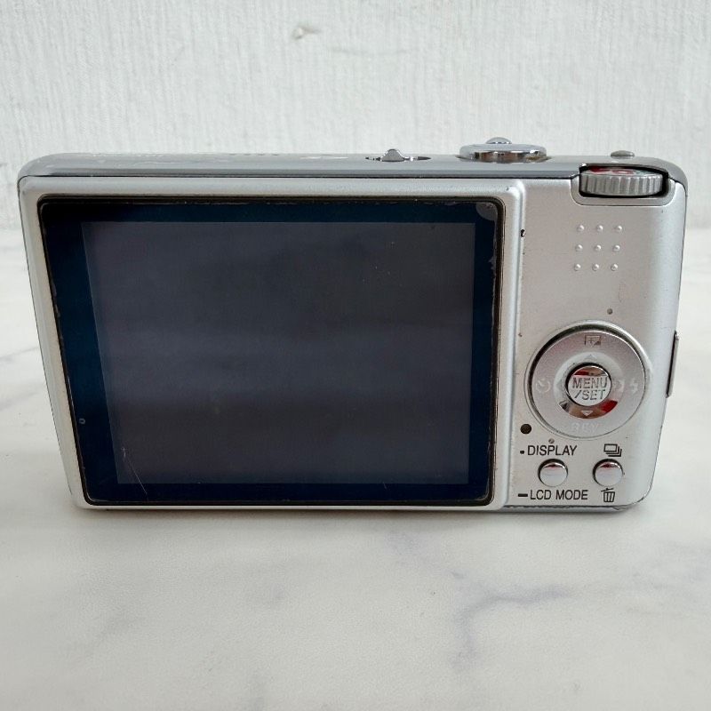 Panasonic LUMIX DMC-FX01-S シルバー コンパクトデジタルカメラ 531K