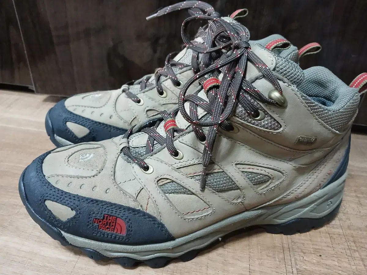ザ・ノース・フェイス GORE-TEX トレッキングシューズ ベージュ 270mm