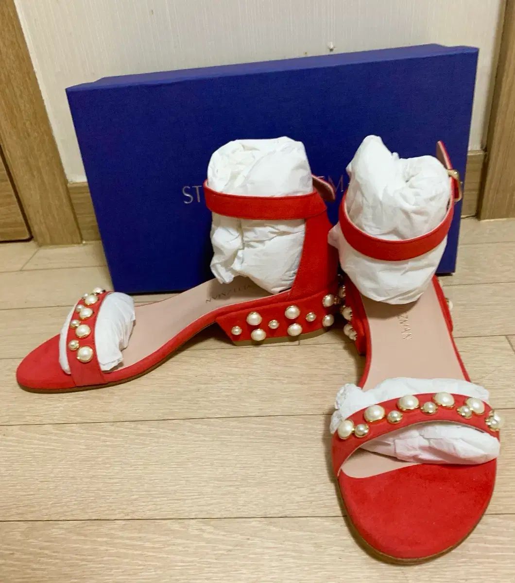 スチュアート ワイツマン サンダル レッド パール 装飾