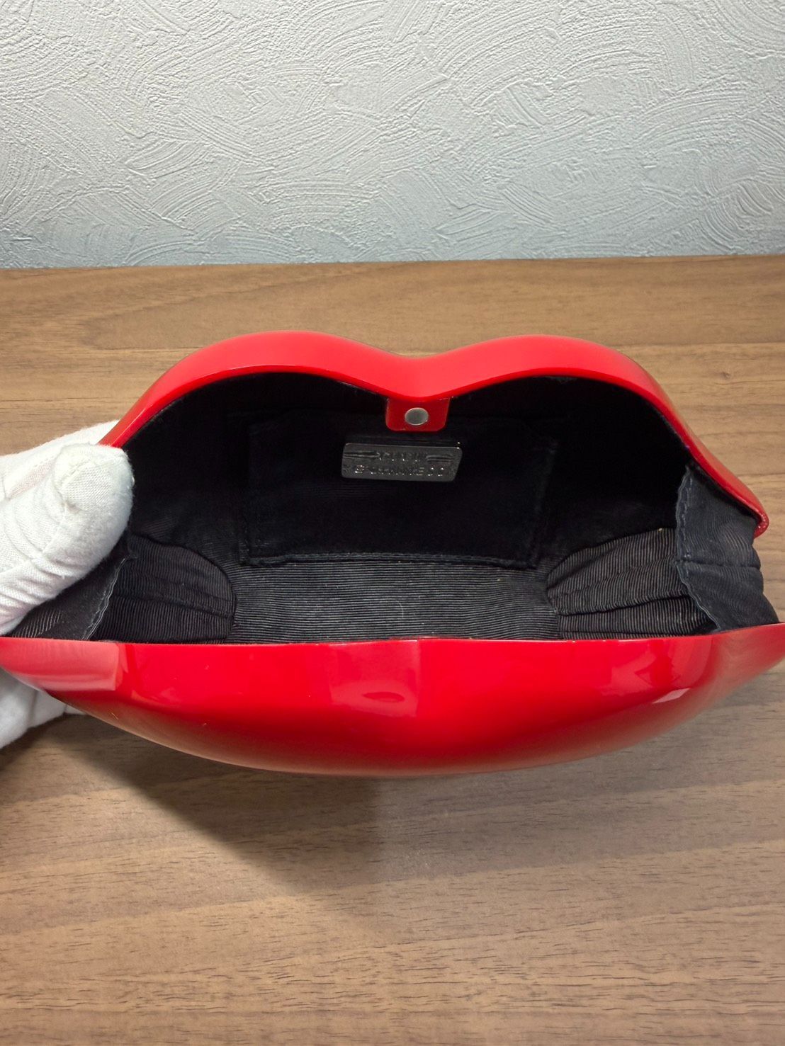 【美品】ルルギネス／リップ ポーチ クラッチバッグ 美品】ルルギネス LULU GUINNESS リップ型 アクリル Perspex クラッチ
