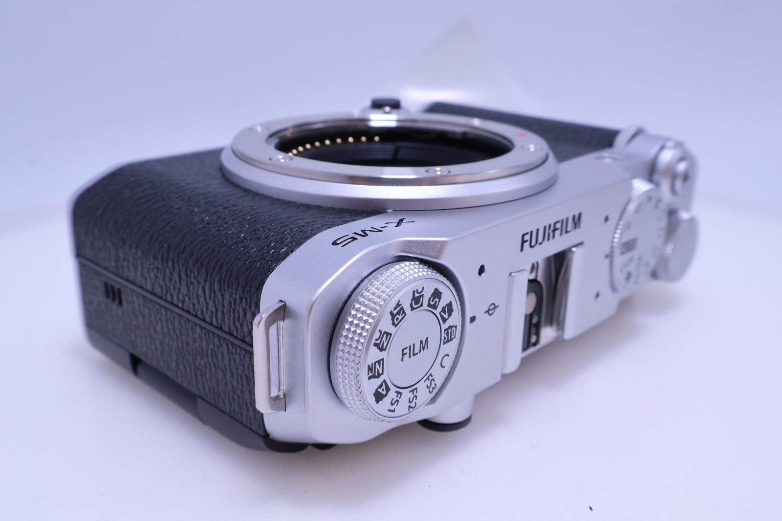 1,927回 ほぼ新品】FUJIFILM X-M5 ボディ シルバー ミラーレス一眼 