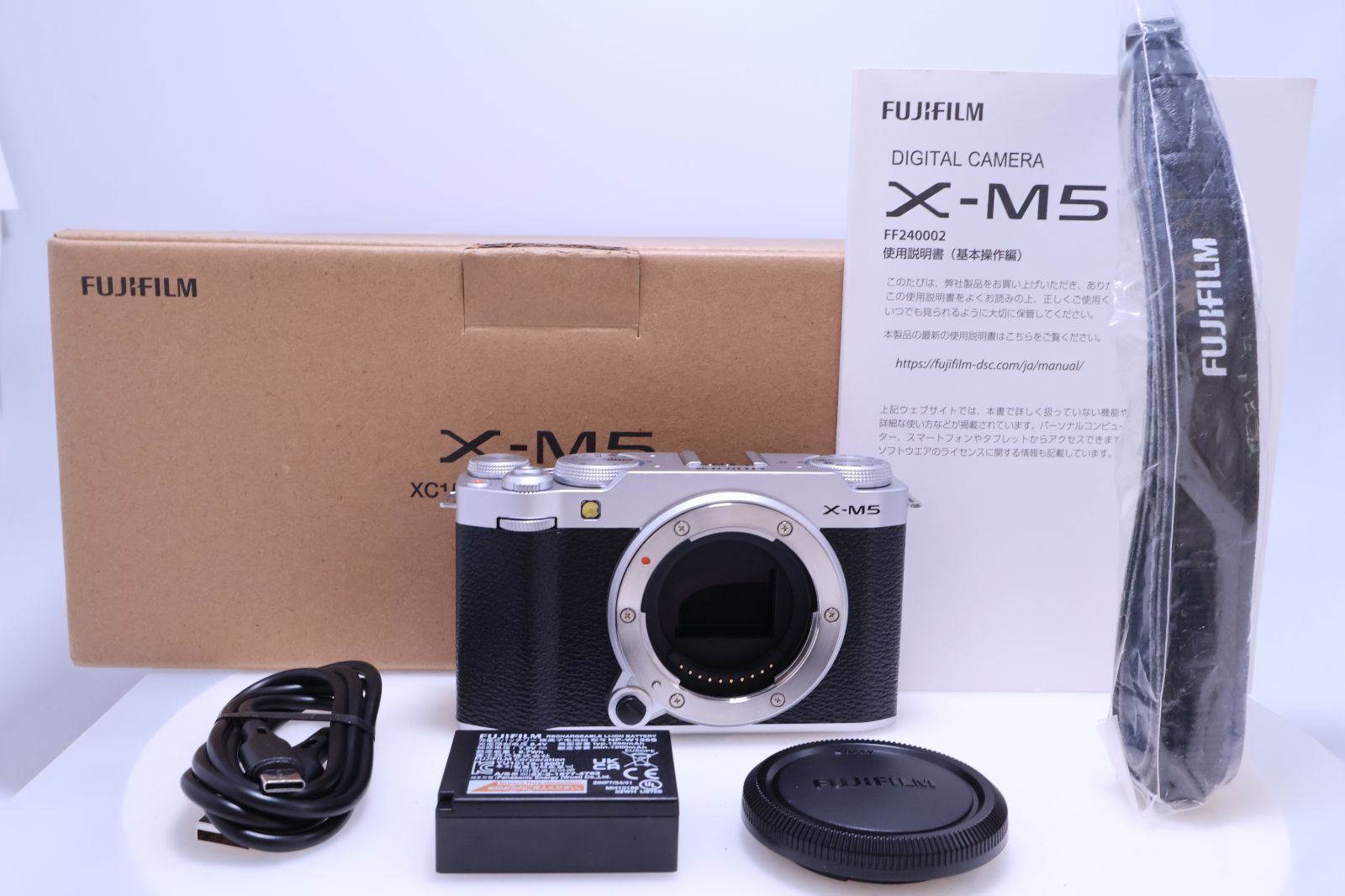 1,927回 ほぼ新品】FUJIFILM X-M5 ボディ シルバー ミラーレス一眼 