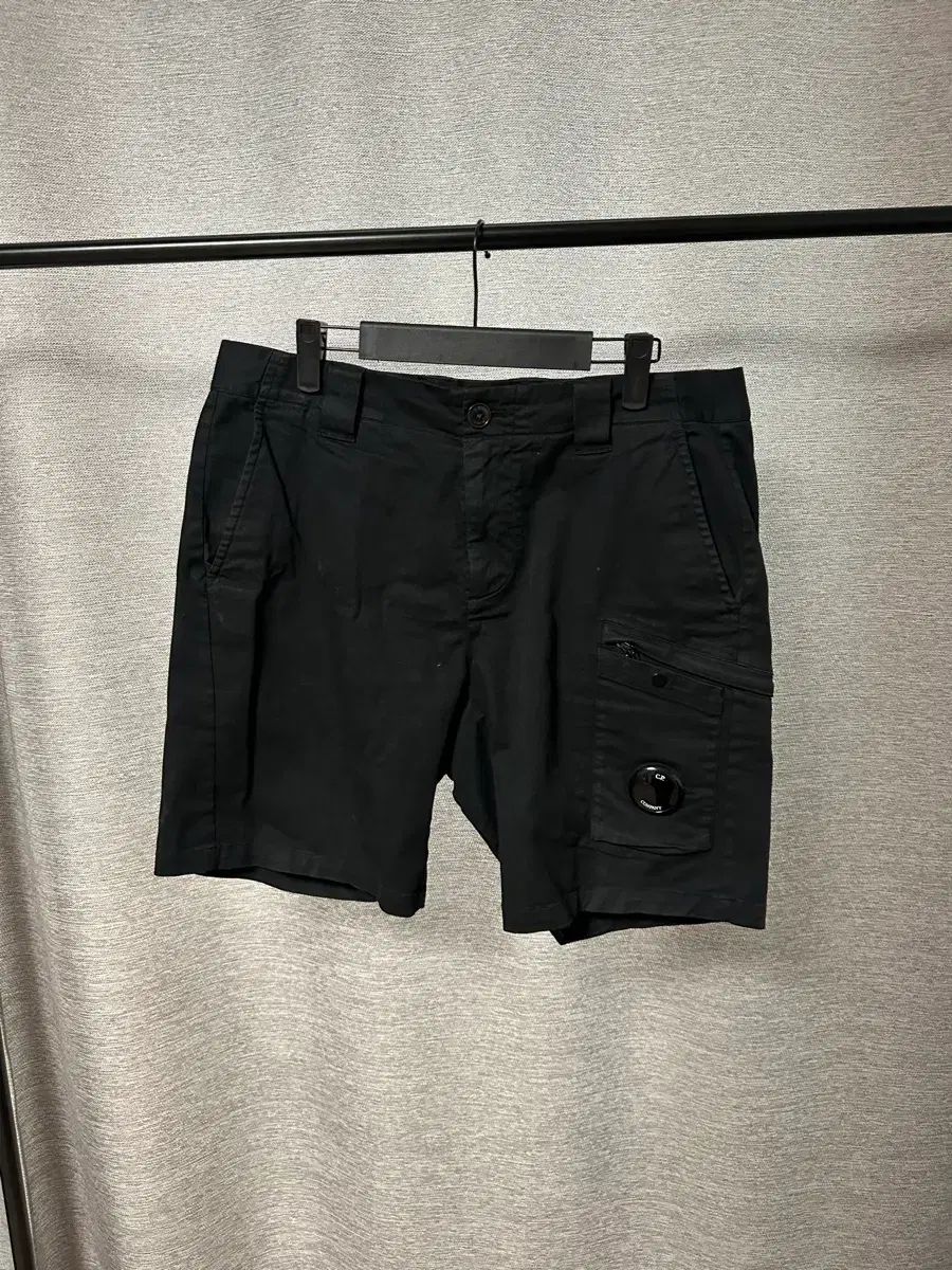 C.P. COMPANY シーピーカンパニー レンズ コットン ショートパンツ ブラック (32)
