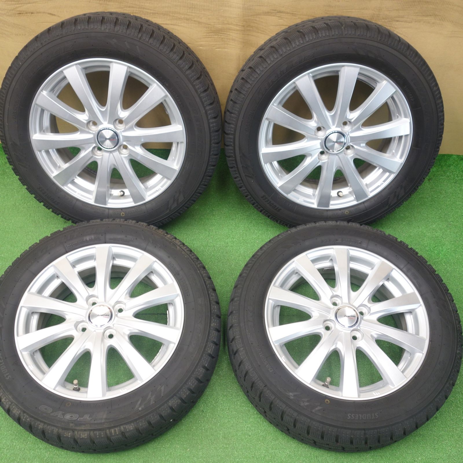 バリ溝！22年！キレイ！9.5分☆スタッドレス 185/60R15 トーヨー