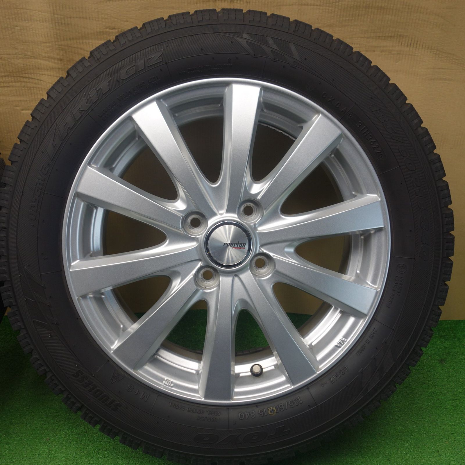 バリ溝！22年！キレイ！9.5分☆スタッドレス 185/60R15 トーヨー 