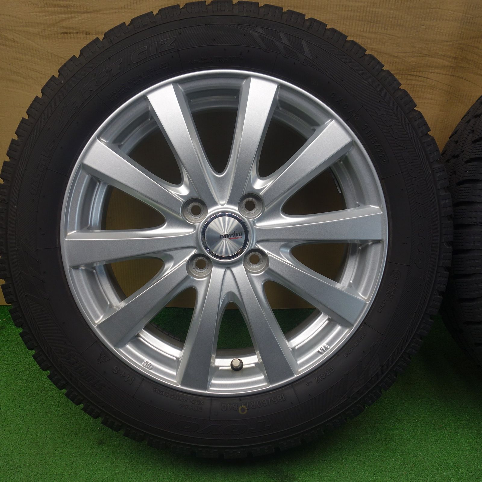 バリ溝！22年！キレイ！9.5分☆スタッドレス 185/60R15 トーヨー