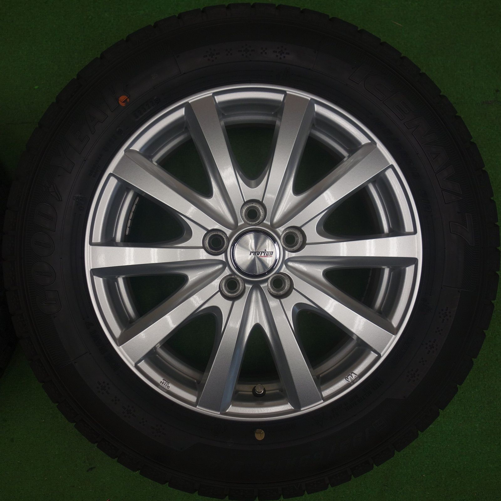 バリ溝！22年！キレイ！9.5分☆プリウス 等 195/65R15 スタッドレス