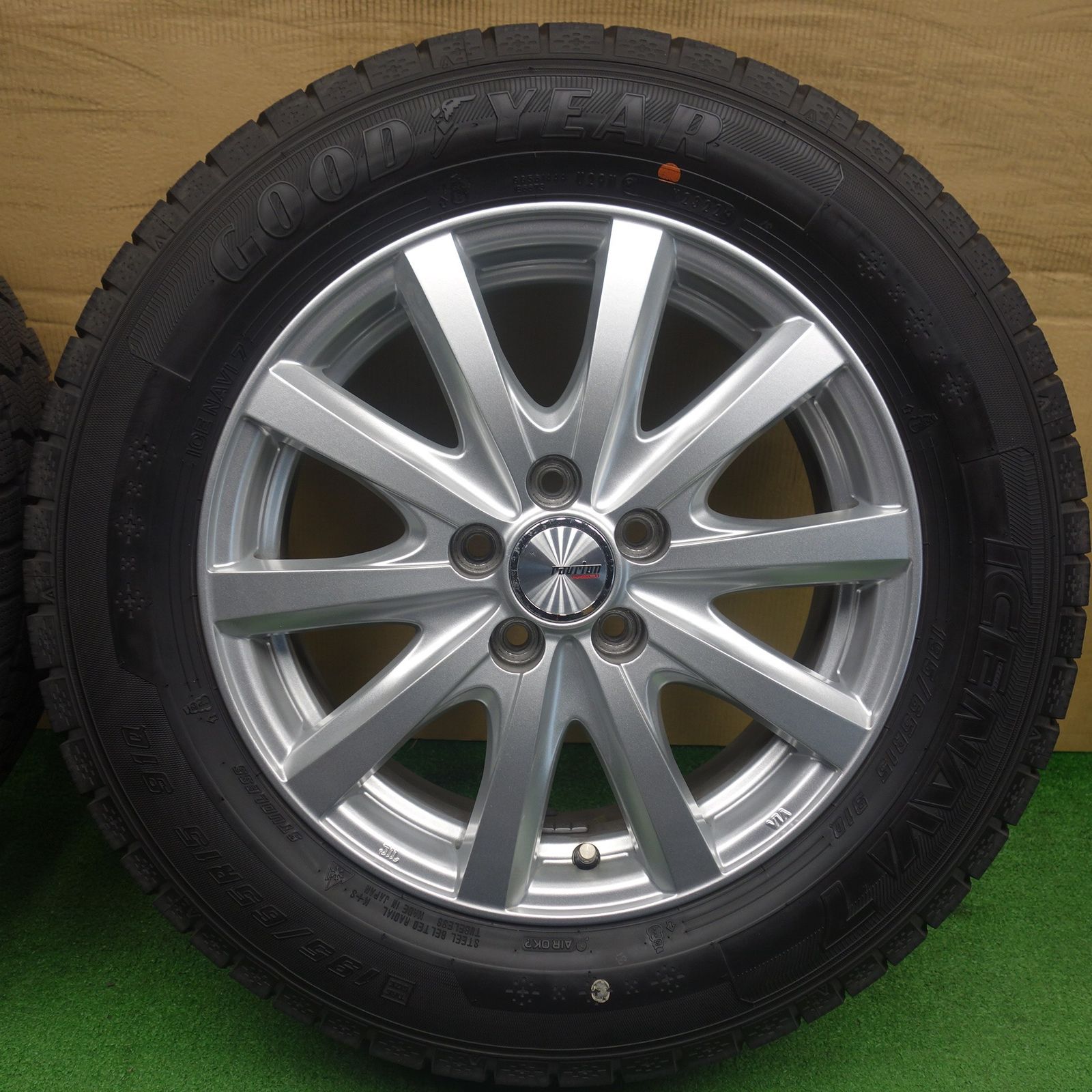バリ溝！22年！キレイ！9.5分☆プリウス 等 195/65R15 スタッドレス