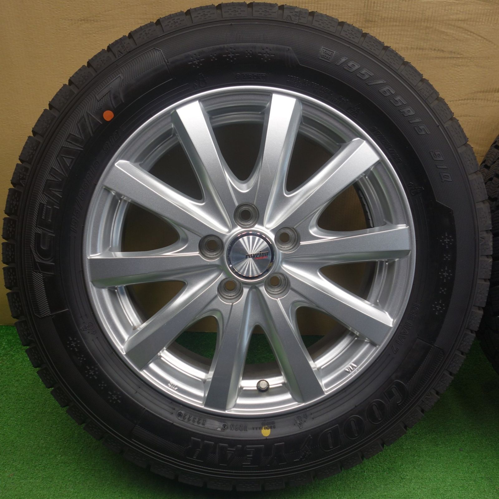 バリ溝！22年！キレイ！9.5分☆プリウス 等 195/65R15 スタッドレス