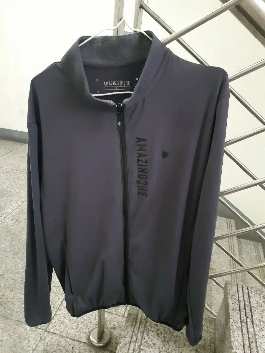 AMAZINGCRE ジップアップ