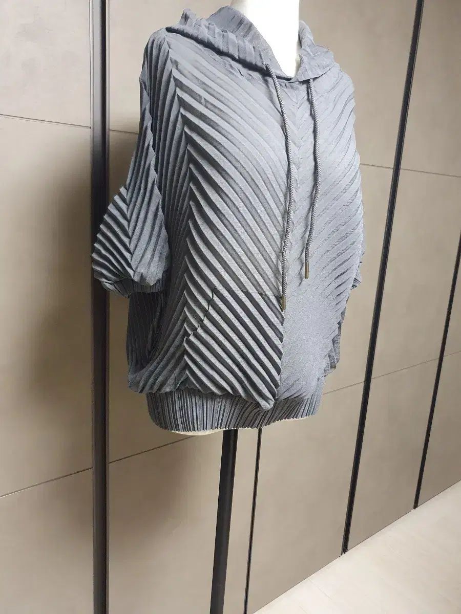 シャーリング WHO Tシャツ グレー