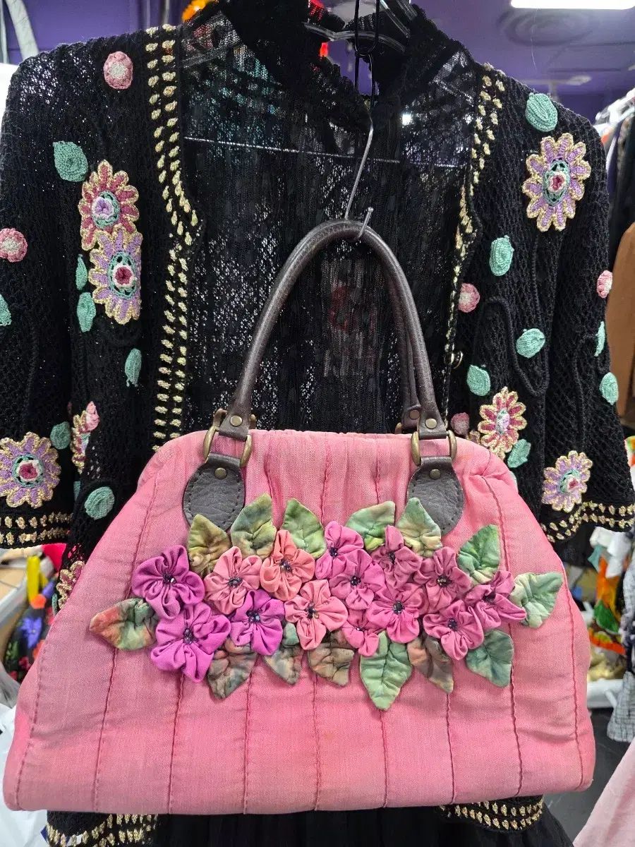 ピンク色の花刺繍パッチワークトートバッグ