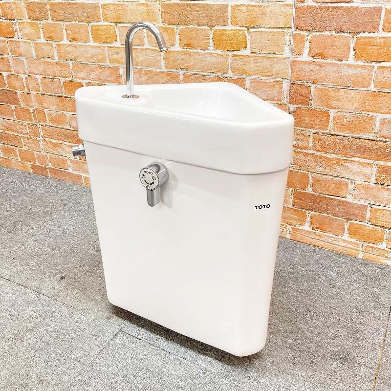 【中古品】【美品】 TOTO 洋式トイレ 隅付きタンク 三角タンクと蓋のセット ロータンク 便器 #ホワイト 9F
