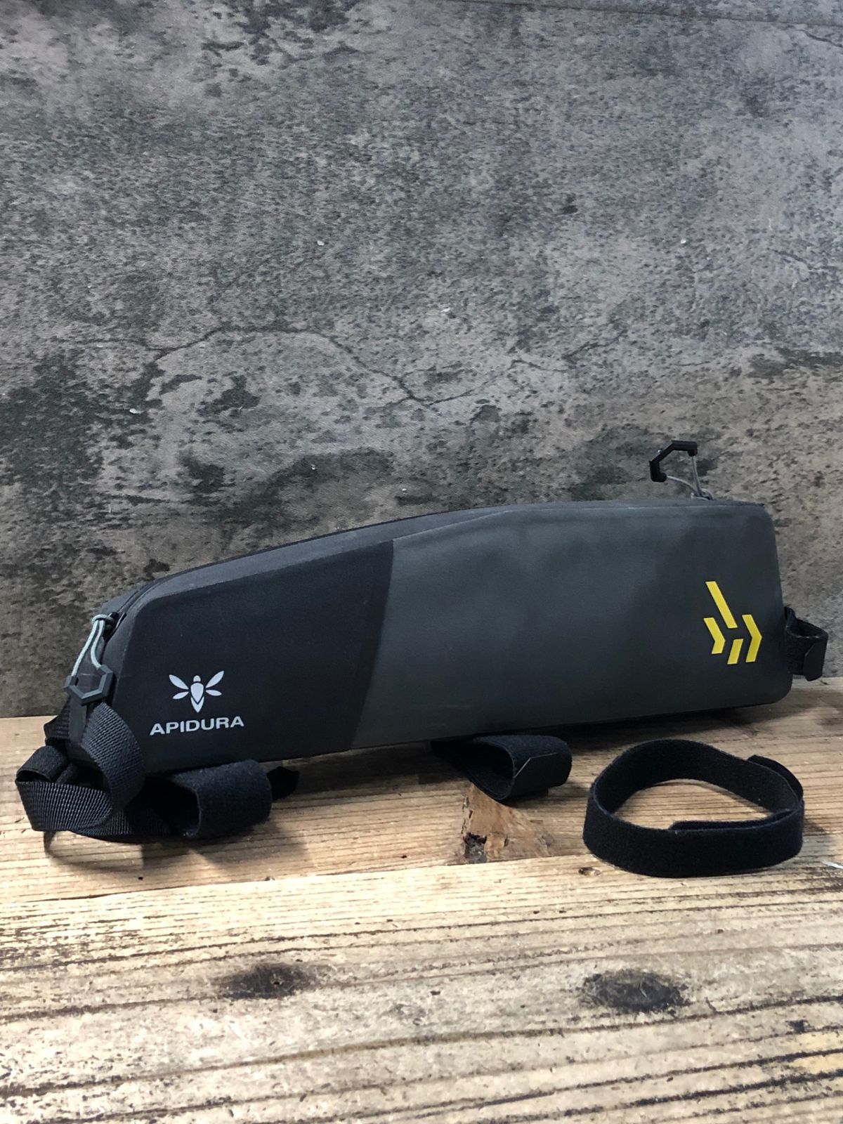 JT308 アピデュラ APIDURA バックカントリートップチューブパック 1.8L 黒グレー