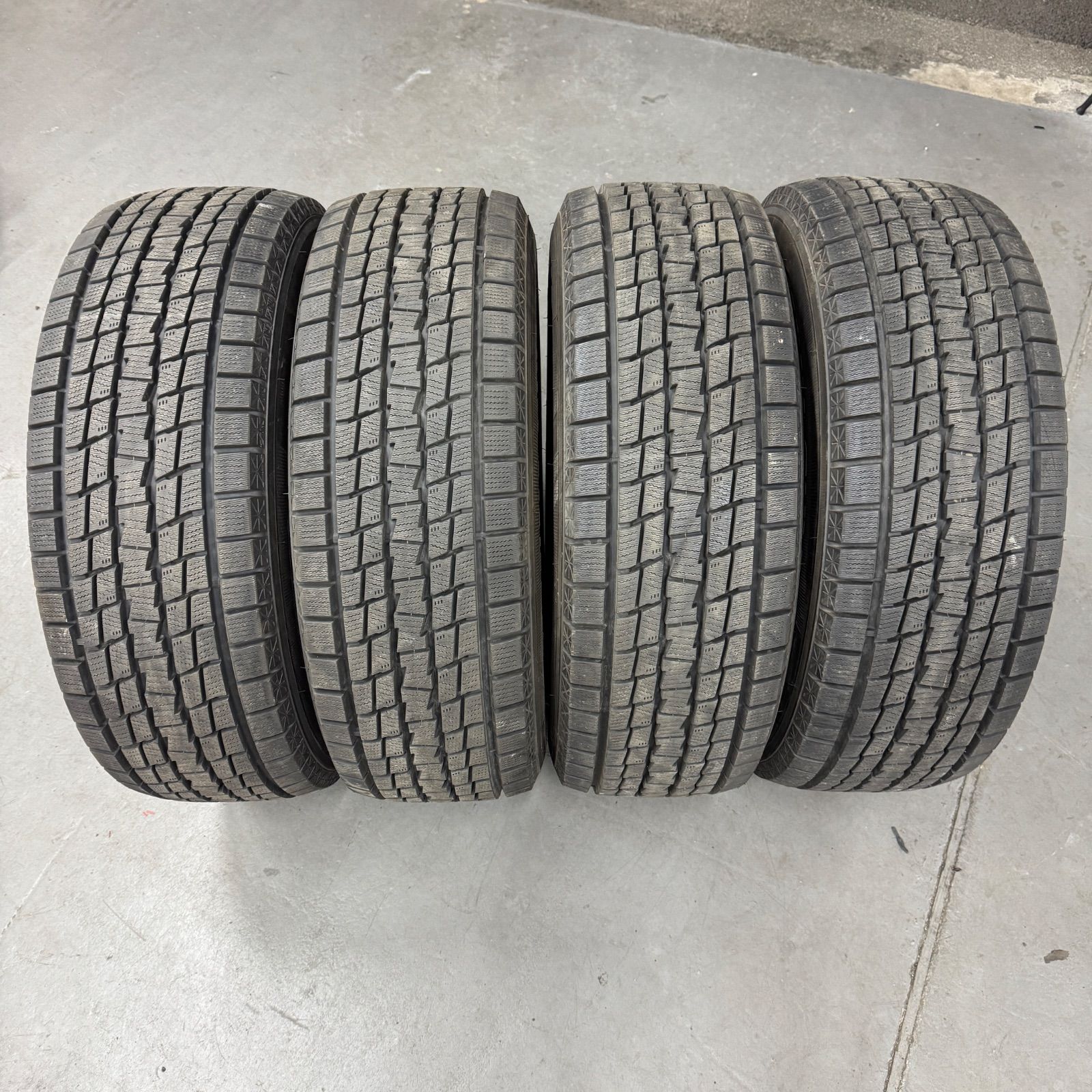 中古スタッドレスタイヤ グッドイヤー アイスナビSUV 265/65R17 2024年 プラド