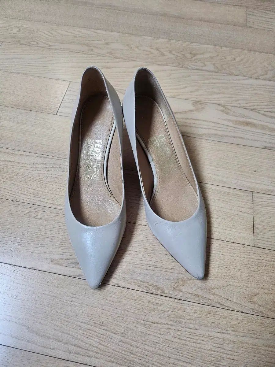 フェラガモ 正規品 レディースシューズ 225