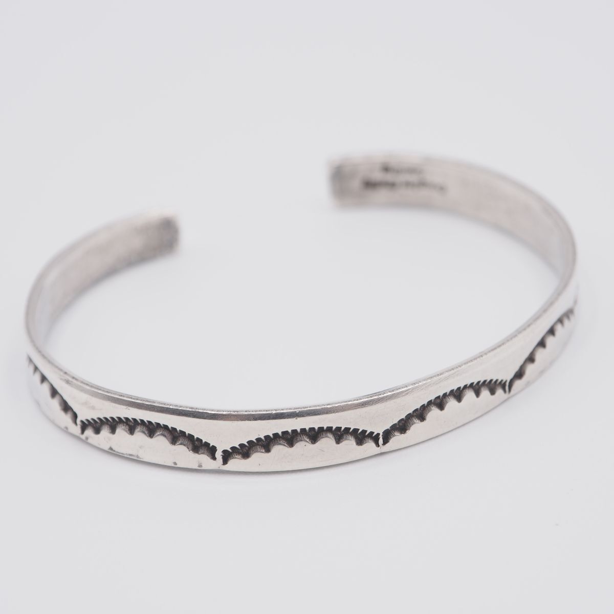 ナバホ族 インディアンジュエリー ヴィンテージ STERLING、 作者刻印あり A177 ヴィンテージ ナバホ Douglas Etsitty STERLING刻印 バングル