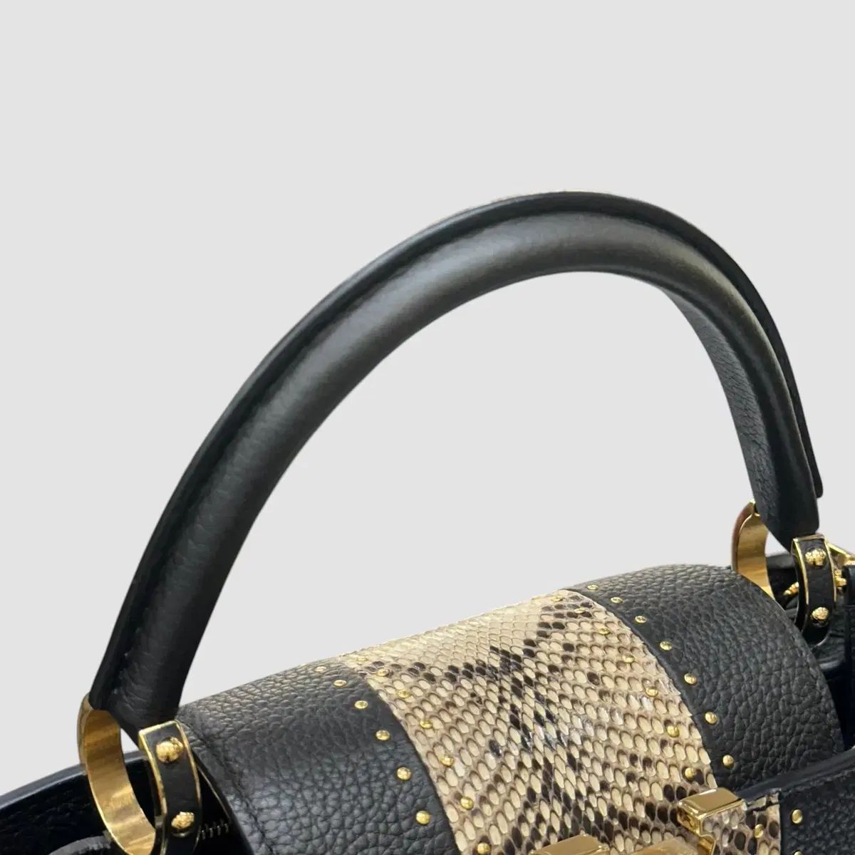 ルイヴィトン カプシーヌ MM LV パイソン柄 ブラック N94566 - メルカリ