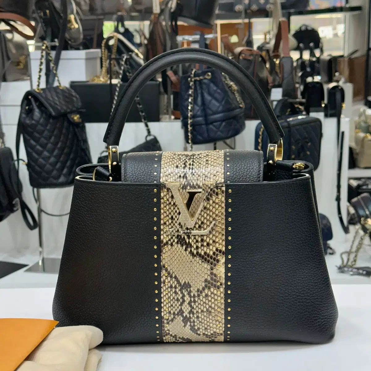 ルイヴィトン カプシーヌ MM LV パイソン柄 ブラック N94566 - メルカリ