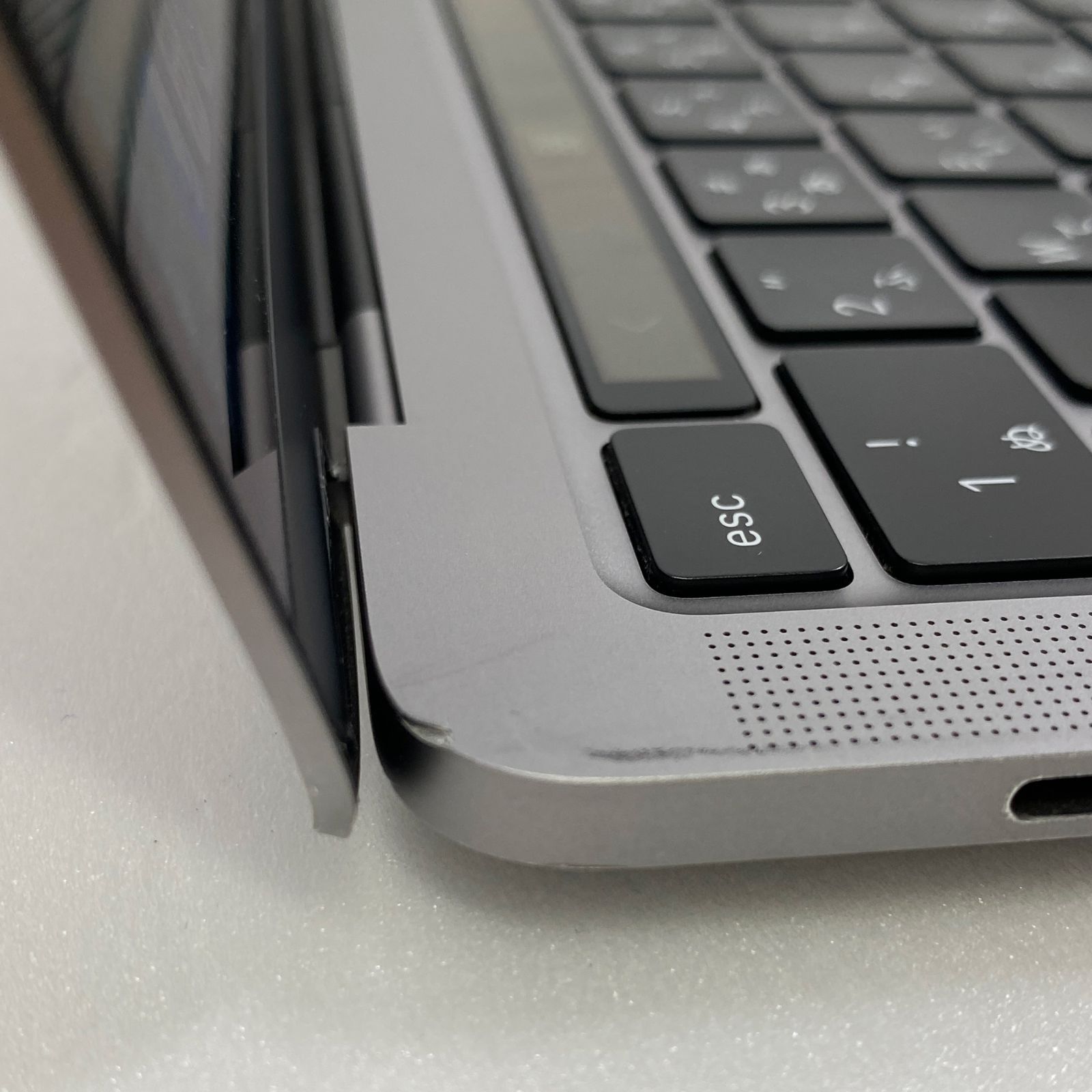 MacBook Pro 13-inch 2020 Four Thunderbolt 3 ports【ランク：D
