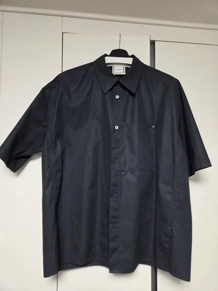 50 WOOYOUNGMI ウーヨンミ バックロゴ ショートスリーブ シャツ ブラック - 24SS 出品