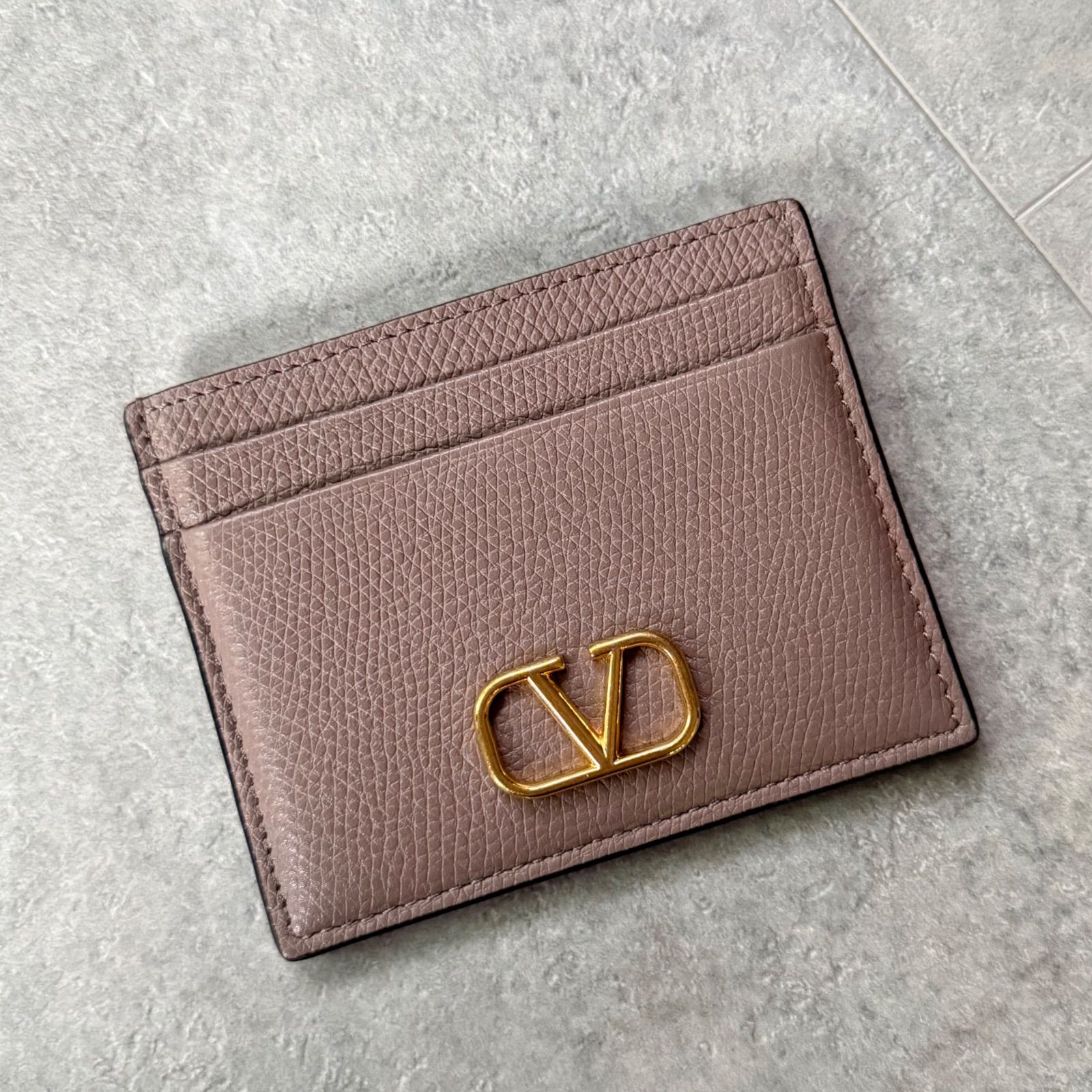 美品 VALENTINO GARAVANI ヴァレンティノ ガラヴァーニ Vロゴ シグネチャー カードケース ピンクベージュ ゴールド金具 レザー