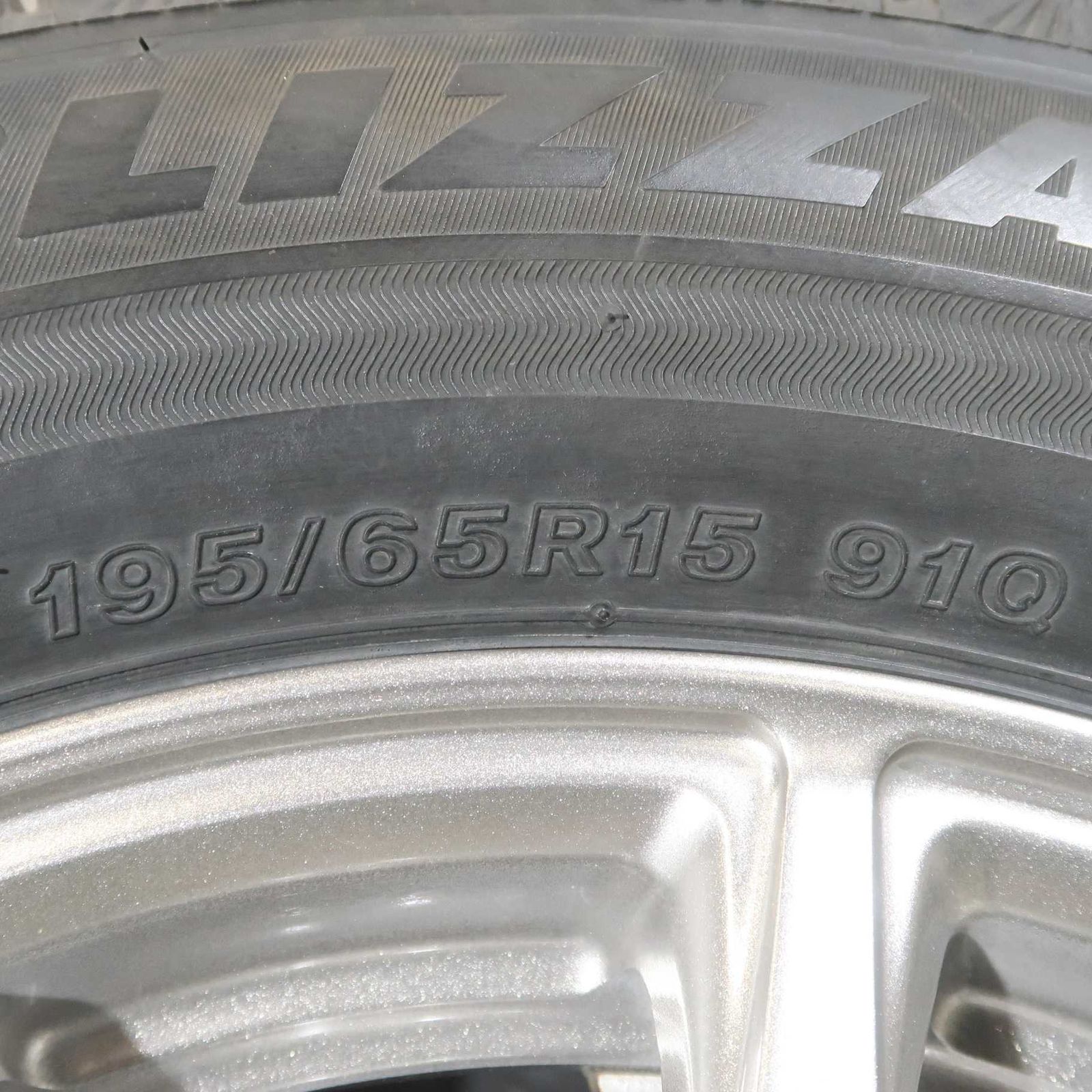 ユウ③ ブリザックVRX 195/65R15 80ノア、ヴォクシー等に 80系 ノア ヴォクシー エスクァイア 等に 4本 社外 15インチ 6J +53 5H