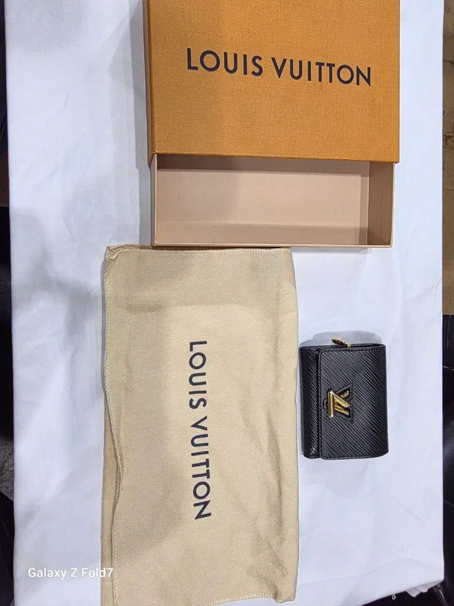ルイヴィトン ツイスト 二つ折り財布