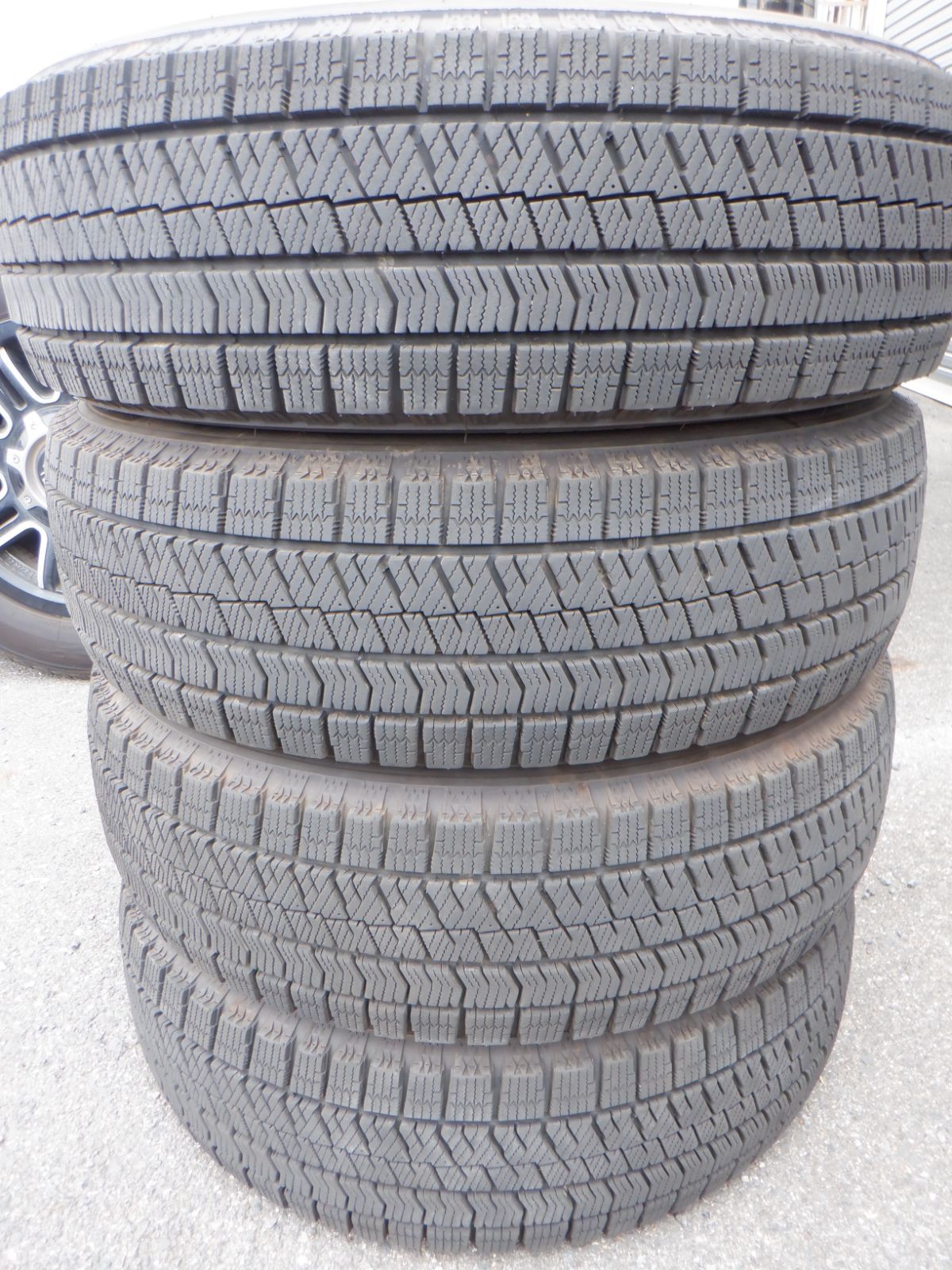 中古バリ山　185/65R15　ブリヂストン　ブリザックVRX2　2024年製　４本　ノート　デミオ　フリードなど