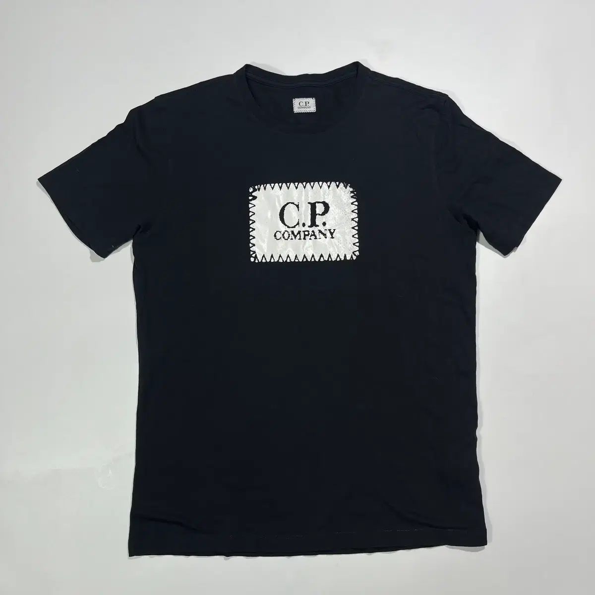 C.P. Company(シー ピー カンパニー) ブラック ロゴ 半袖Tシャツ