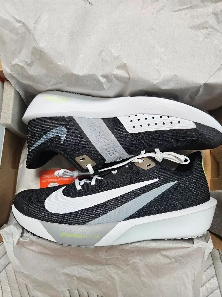 NIKE ライバル フライ 4 270 サイズ ランニングシューズ 新品 (送料込み)
