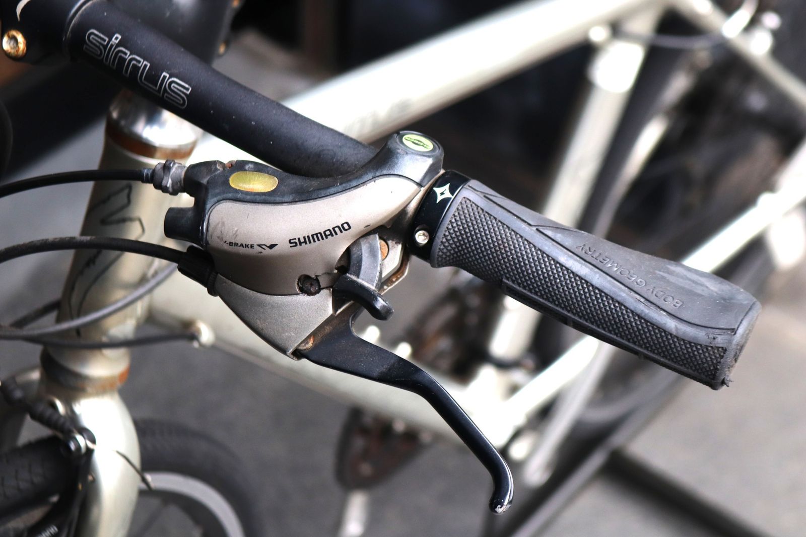 ジャンク SPECIALIZED 「スペシャライズド」 SIRRUS 2005年モデル 