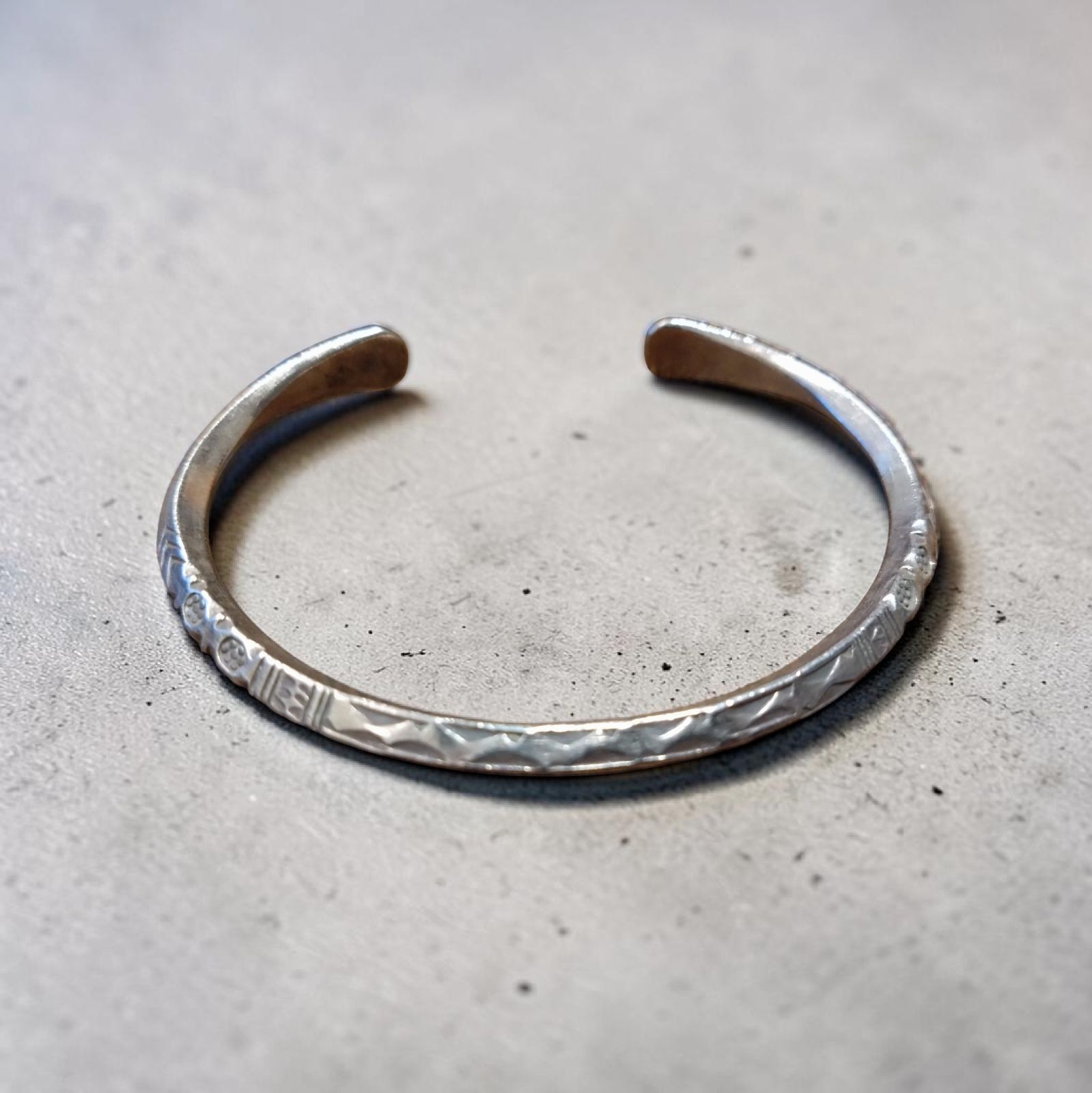 カレンシルバー バングル ハンドメイド 刻印模様 シルバー ブレスレット 19g