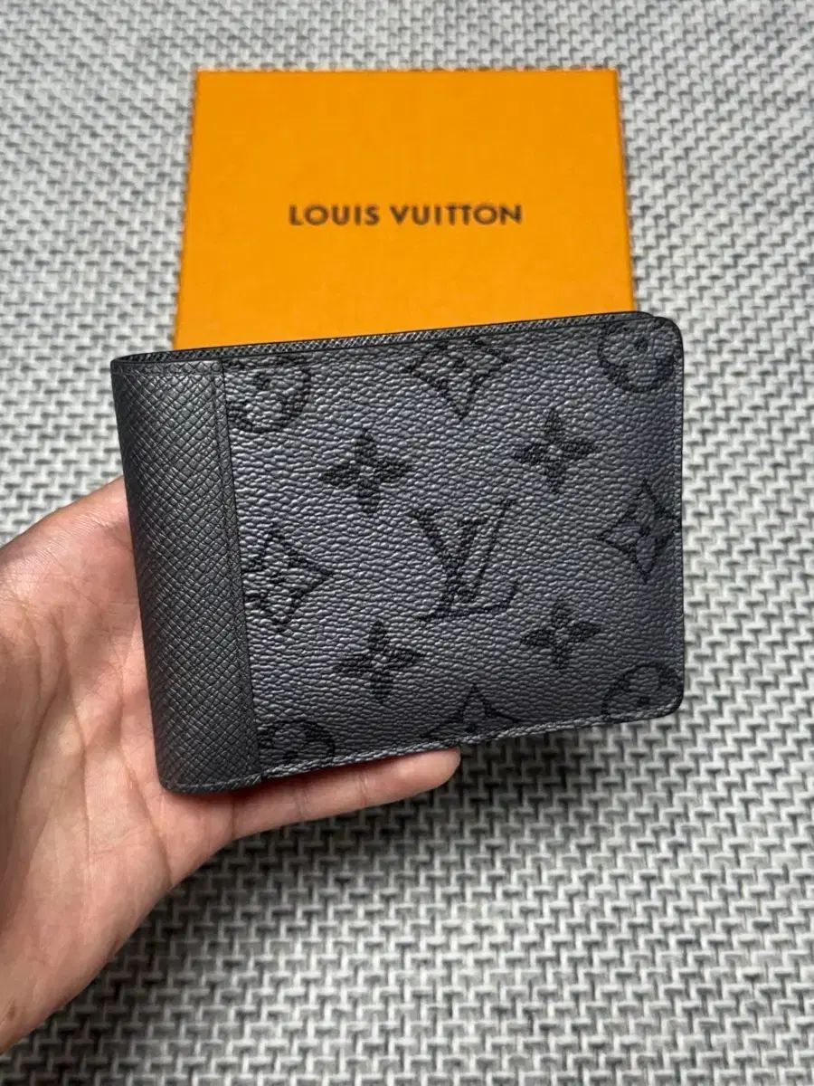 Louis Vuitton ルイヴィトン ガンメタル 二つ折り財布
