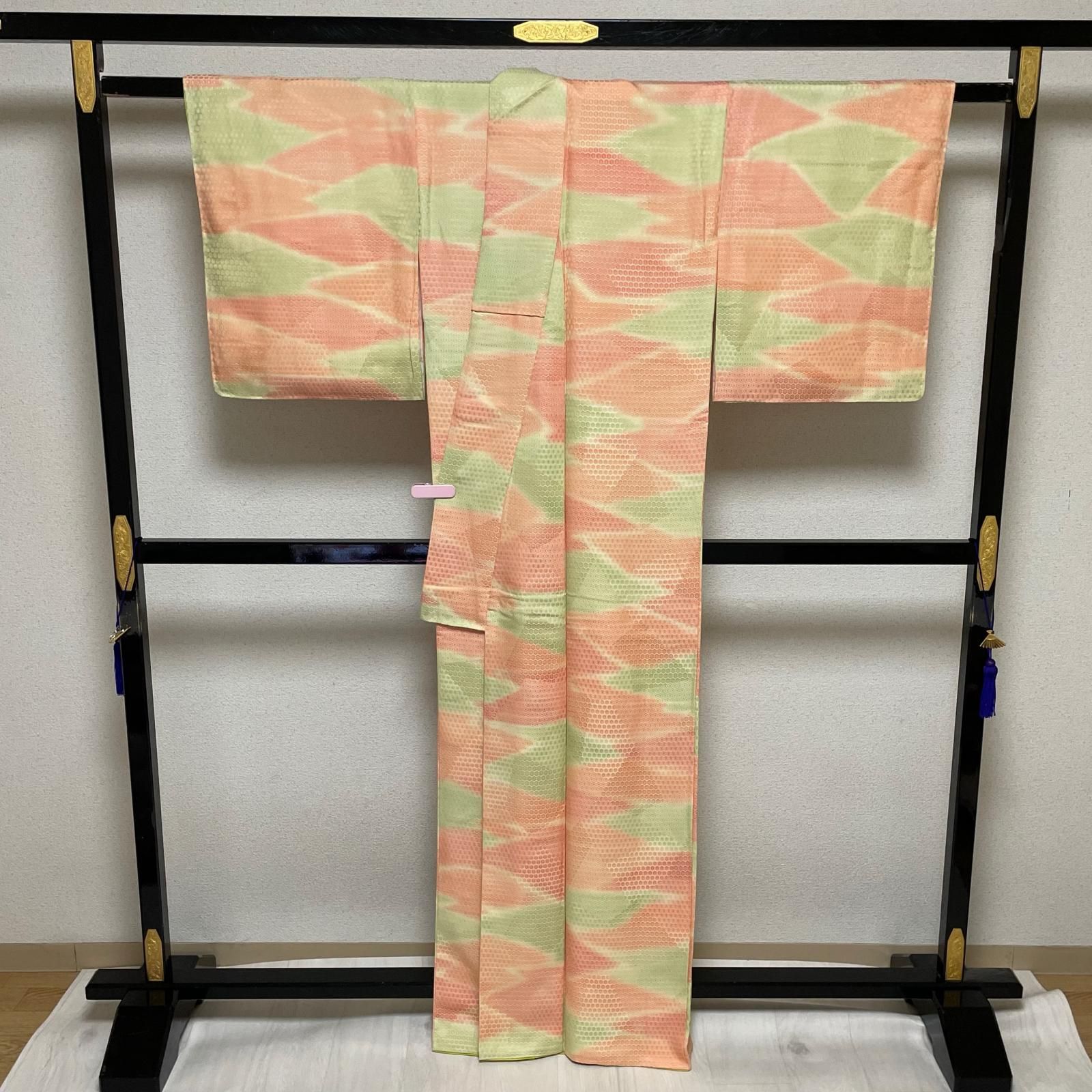 小紋 裄66.5 鮮やかな暈し染 亀甲の織出し 着物 正絹 X-3261