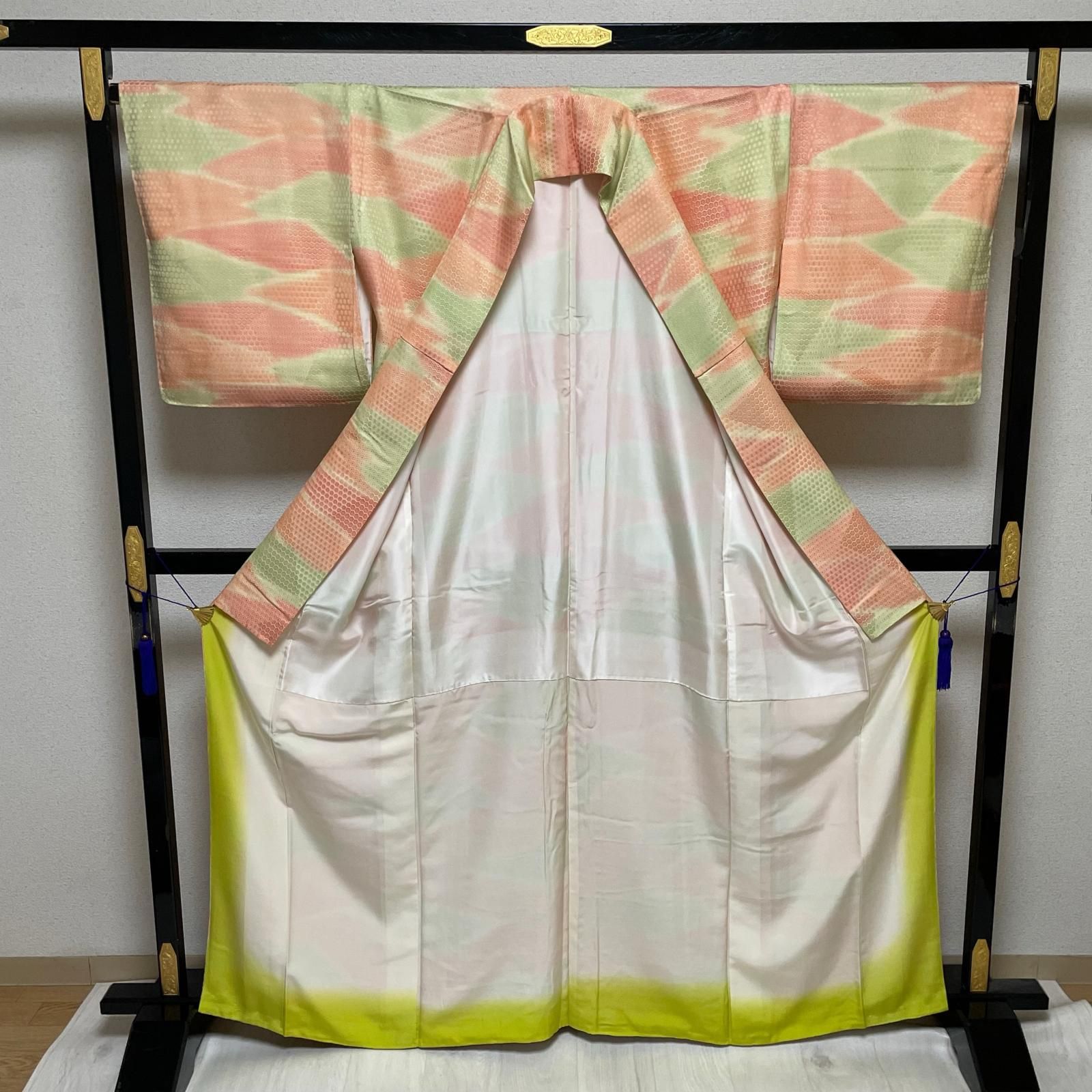 小紋 裄66.5 鮮やかな暈し染 亀甲の織出し 着物 正絹 X-3261